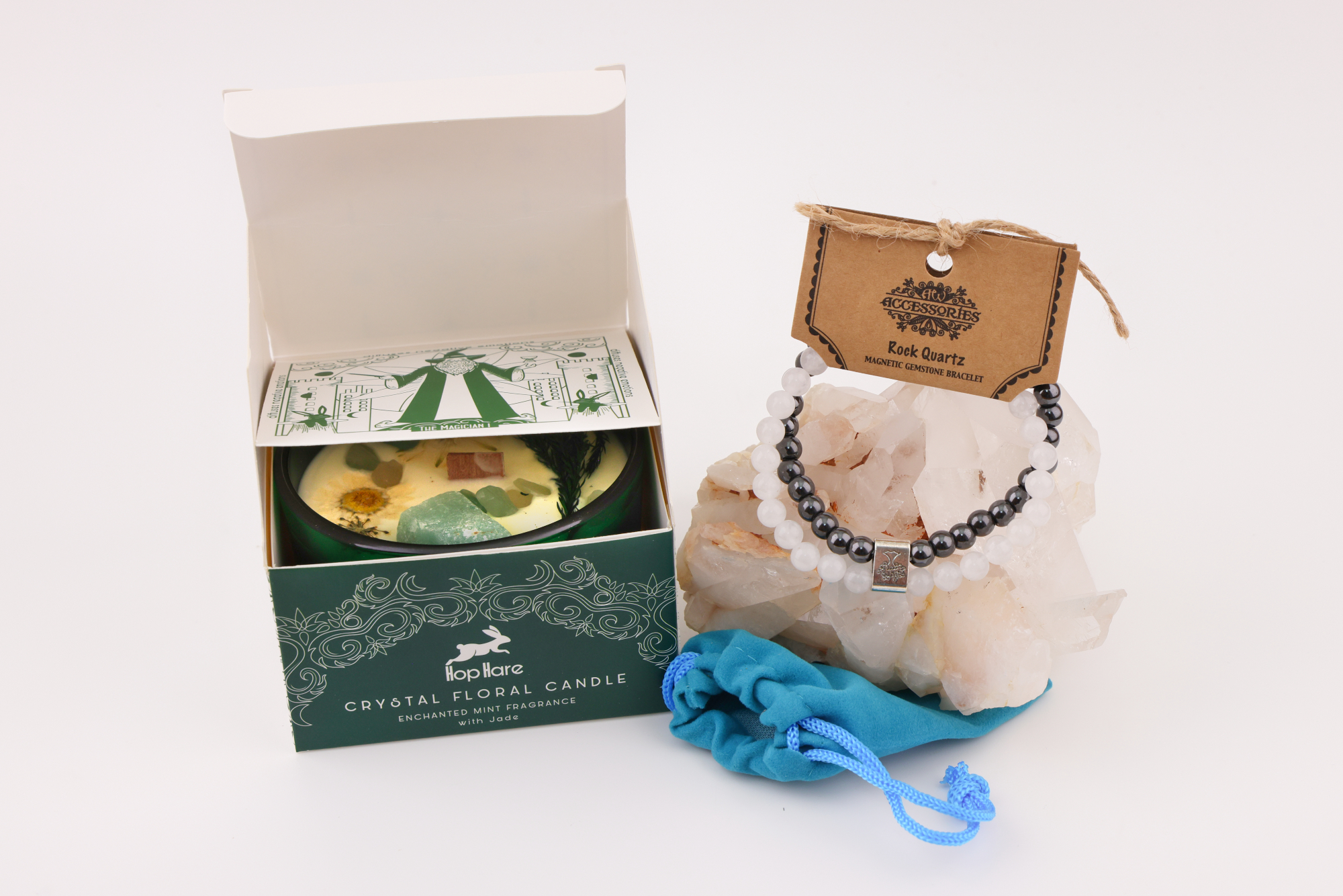 Jade‑Kerze im grünen Hop‑Hare‑Set neben Rock‑Quartz‑Magnetarmband auf Bergkristall.