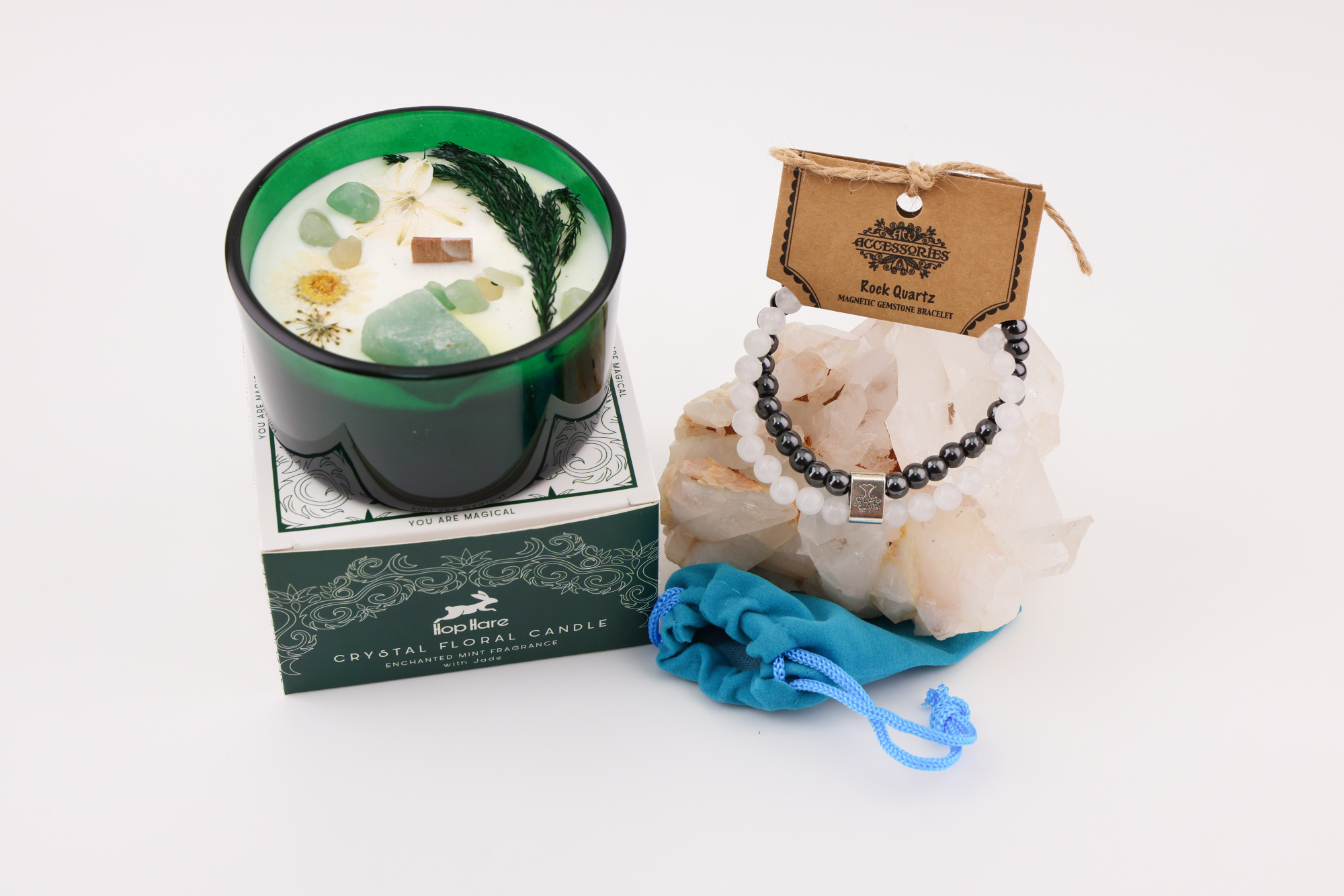 Jade‑Kerze im grünen Hop‑Hare‑Set neben Rock‑Quartz‑Magnetarmband auf Bergkristall.