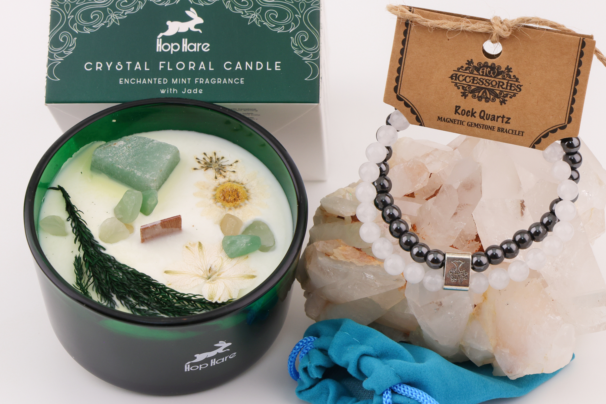 Jade‑Kerze im grünen Hop‑Hare‑Set neben Rock‑Quartz‑Magnetarmband auf Bergkristall.