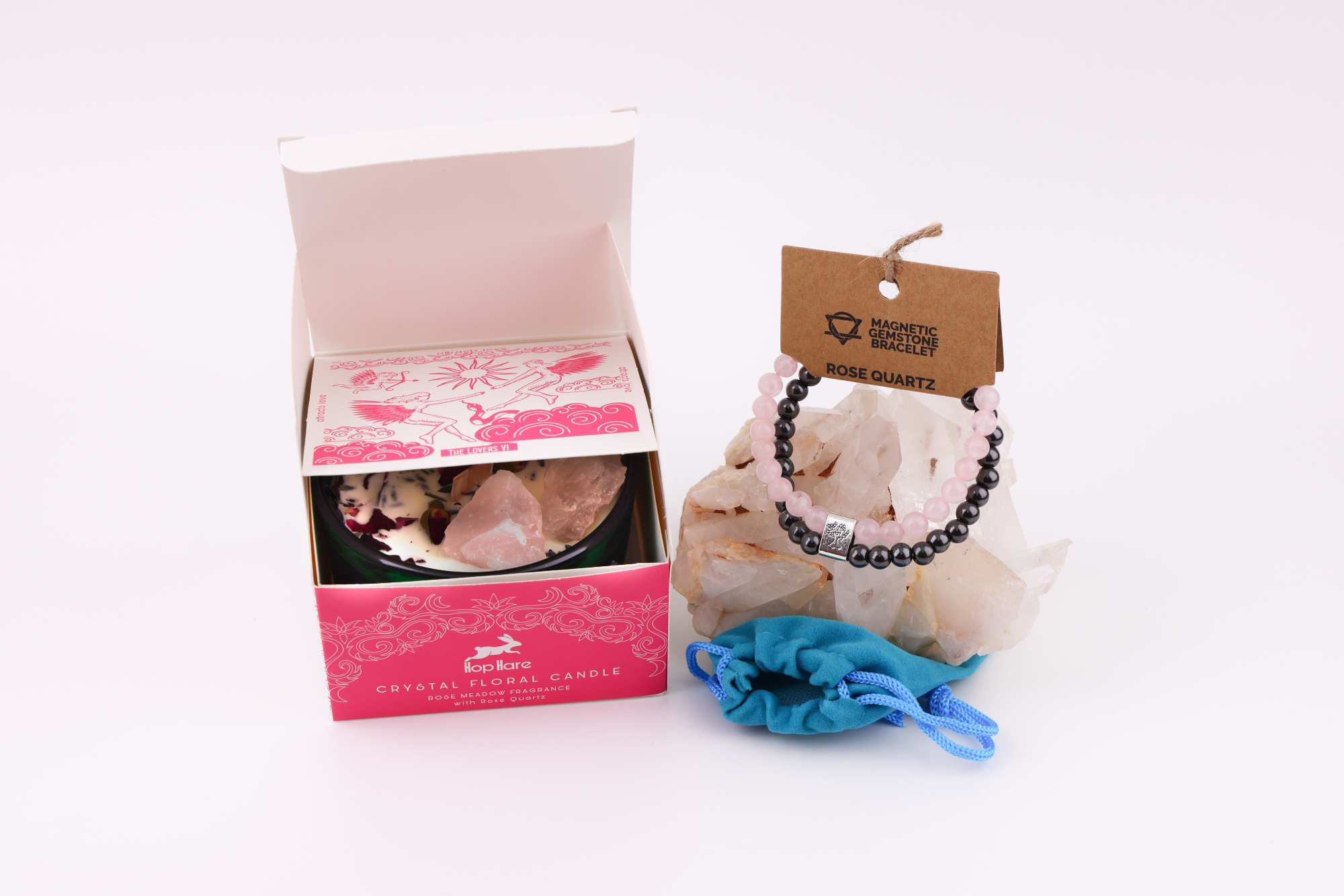 Hop‑Hare‑Kerze Die Liebenden mit Rosenquarz und Rosenquarz‑Magnetarmband auf Bergkristall.
