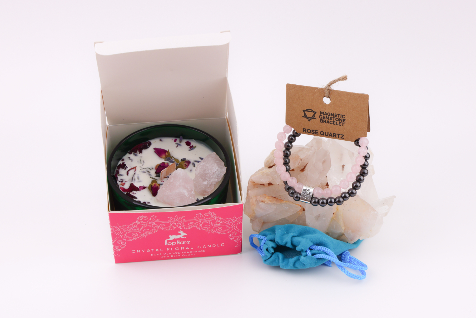 Hop‑Hare‑Kerze Die Liebenden mit Rosenquarz und Rosenquarz‑Magnetarmband auf Bergkristall.