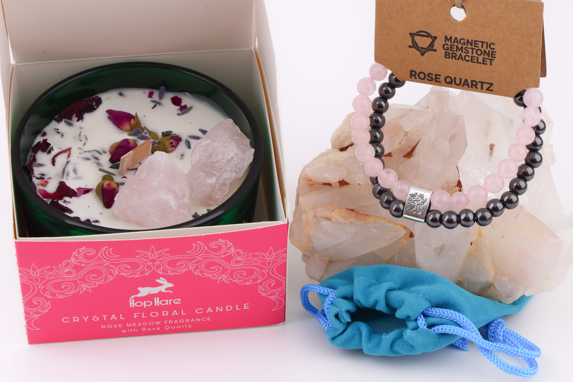 Hop‑Hare‑Kerze Die Liebenden mit Rosenquarz und Rosenquarz‑Magnetarmband auf Bergkristall.
