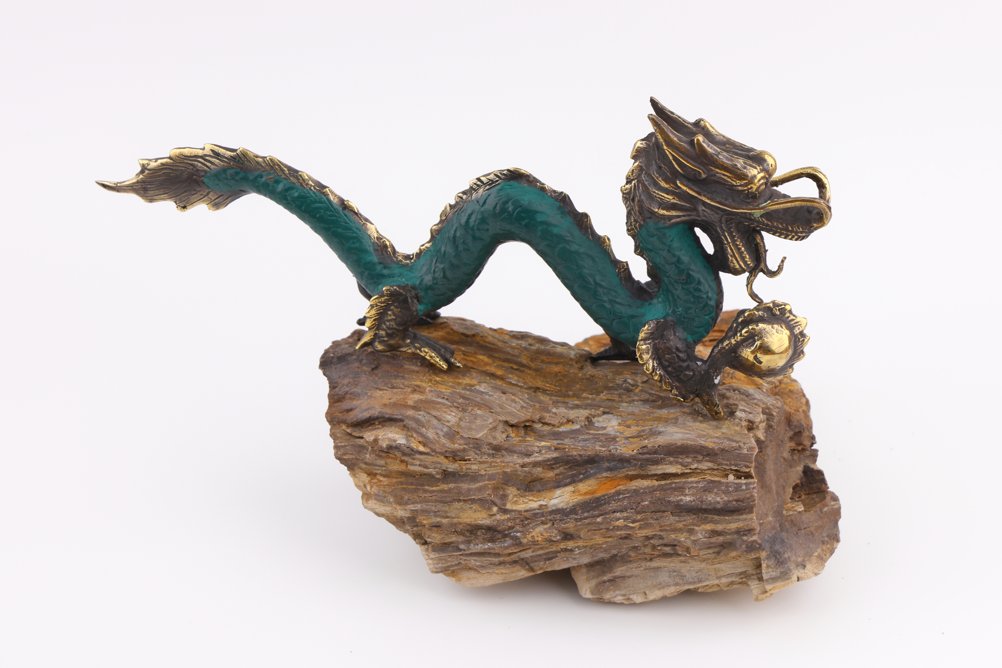 Grün-goldene Messing‑Drachenfigur mit langem geschwungenem Körper, geöffnetem Maul und goldener Energiekugel in der Klaue.