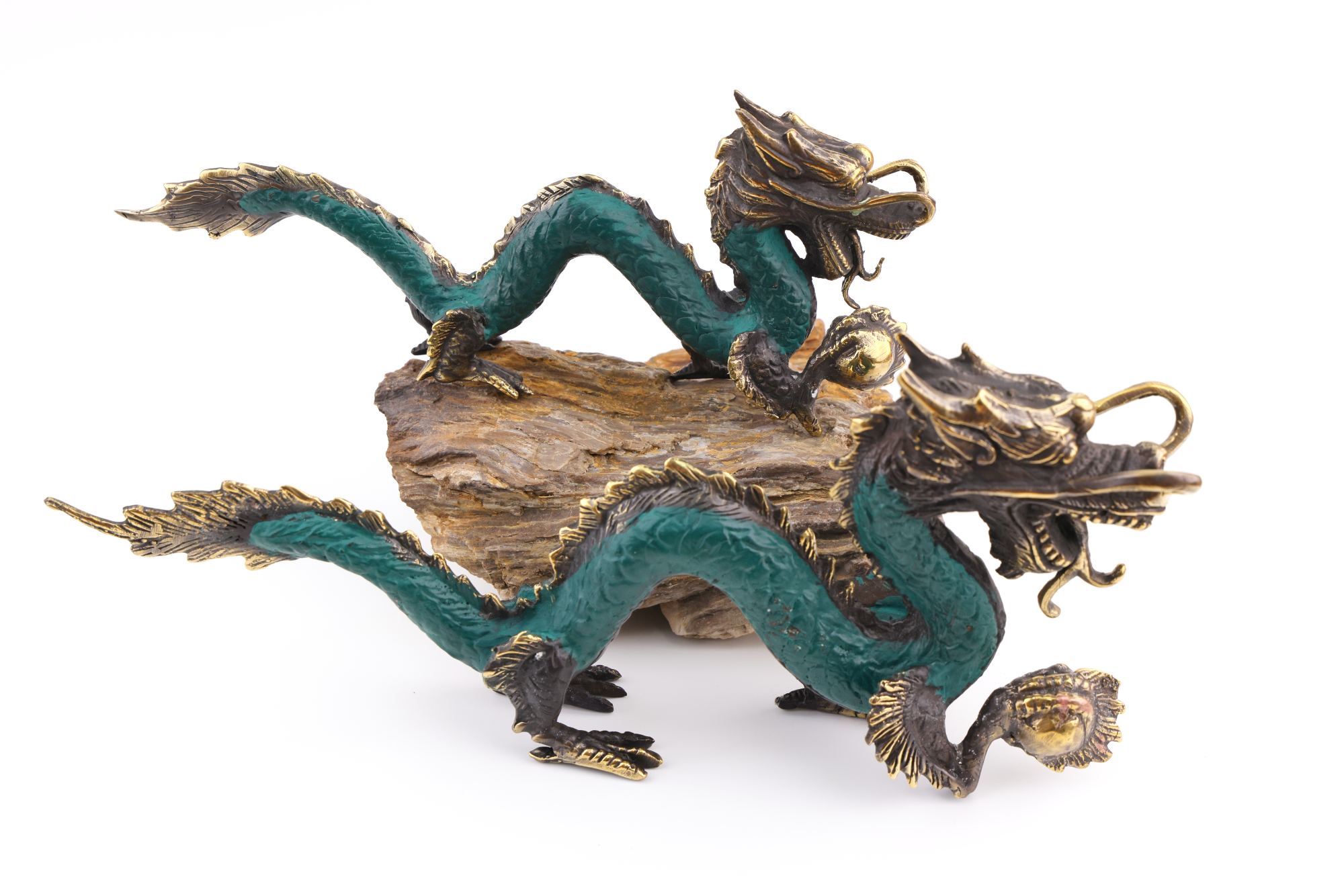 Grün-goldene Messing‑Drachenfiguren mit langem geschwungenem Körper, geöffnetem Maul und goldener Energiekugel in der Klaue.