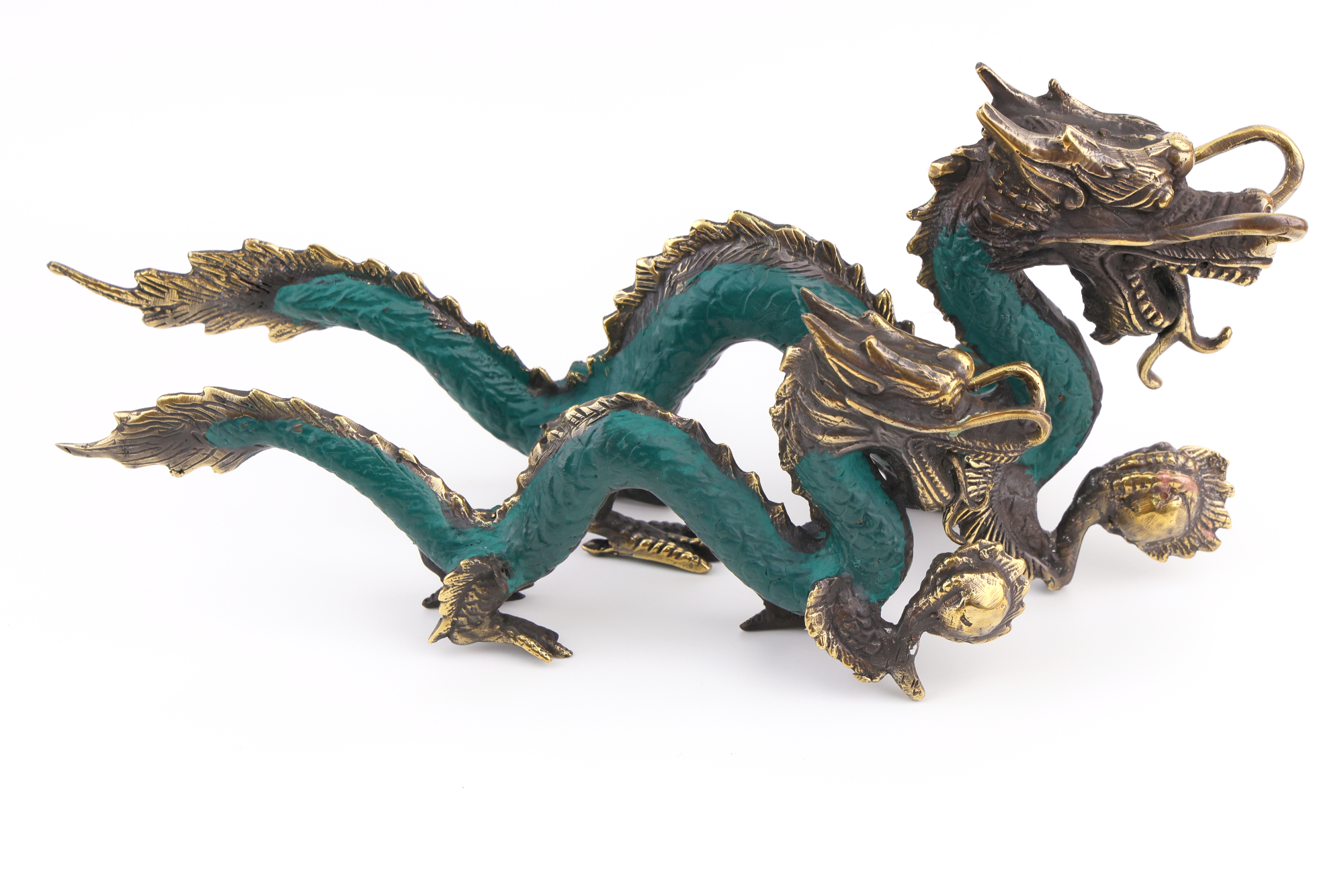 Grün-goldene Messing‑Drachenfiguren mit langem geschwungenem Körper, geöffnetem Maul und goldener Energiekugel in der Klaue.