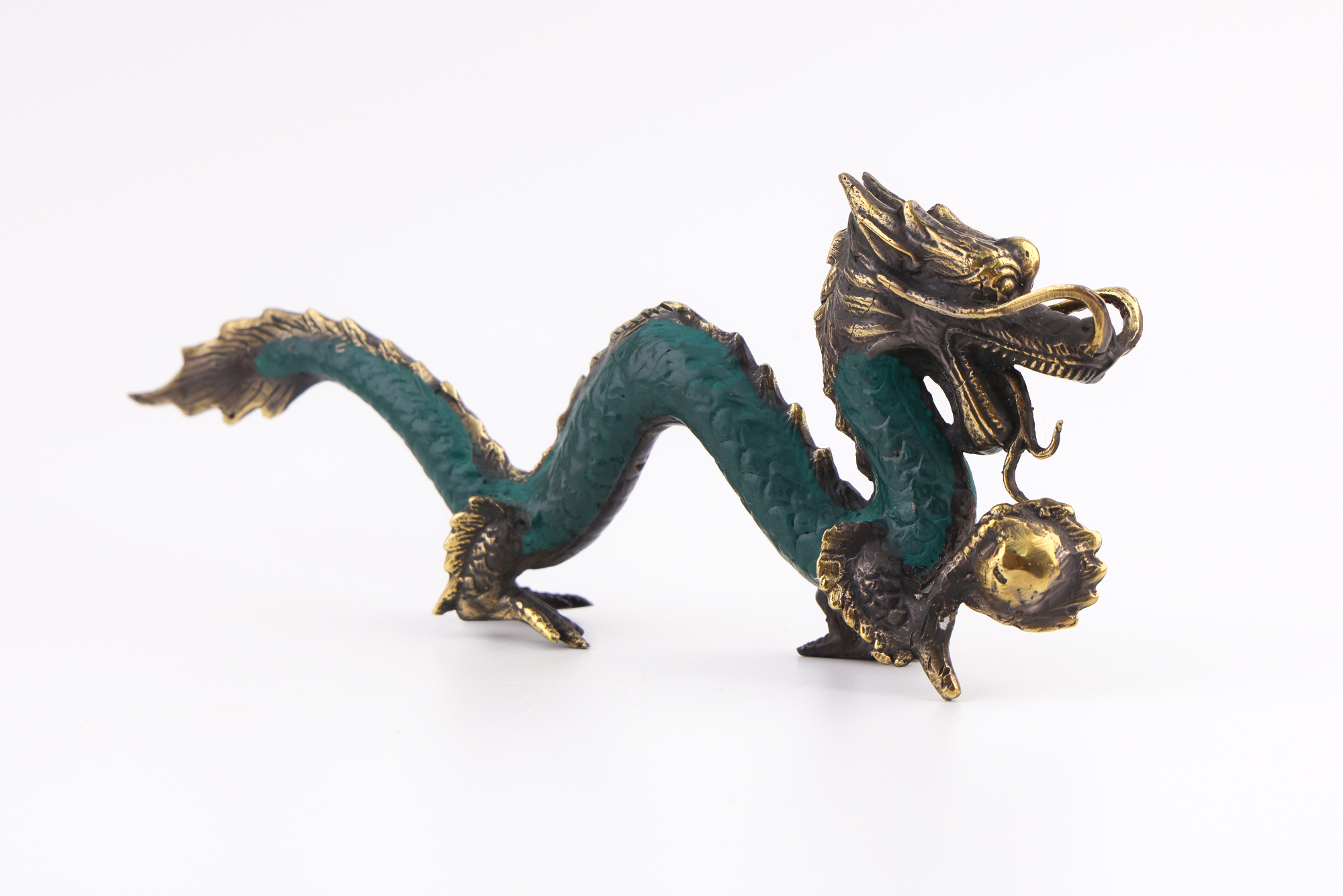 Grün-goldene Messing‑Drachenfigur mit langem geschwungenem Körper, geöffnetem Maul und goldener Energiekugel in der Klaue.