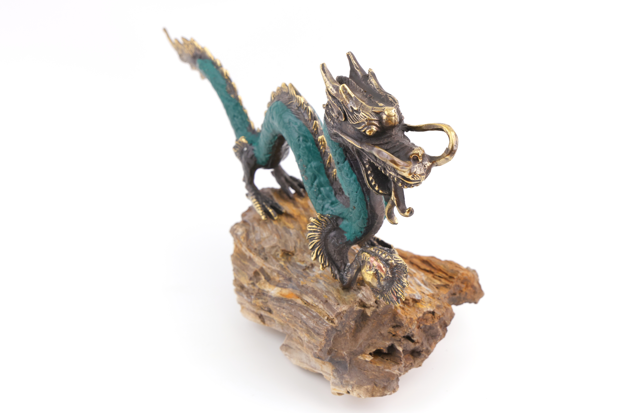 Detailreiche Messing‑Drachenfigur mit goldenen und grünen Akzenten, langem geschwungenem Körper und geöffnetem Maul.