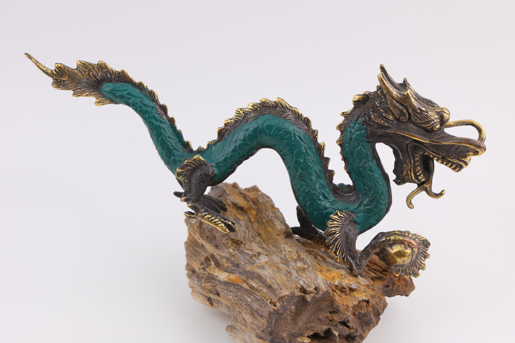 Detailreiche Messing‑Drachenfigur mit goldenen und grünen Akzenten, langem geschwungenem Körper und geöffnetem Maul.