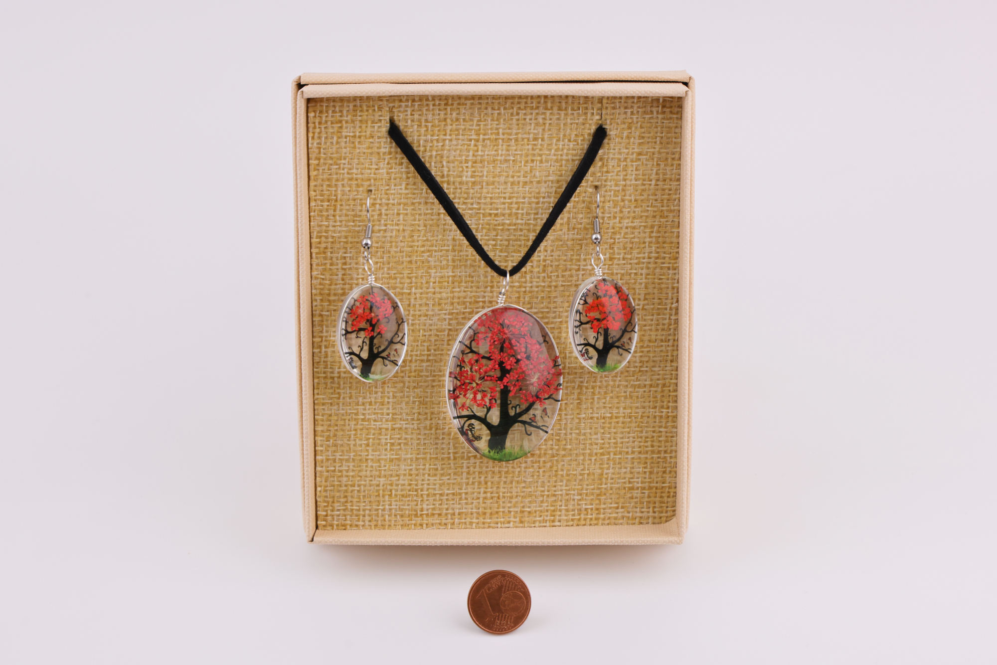 Baum‑des‑Lebens Schmuckset rot im Geschenkset – Anhänger und Ohrringe mit Naturmotiv.