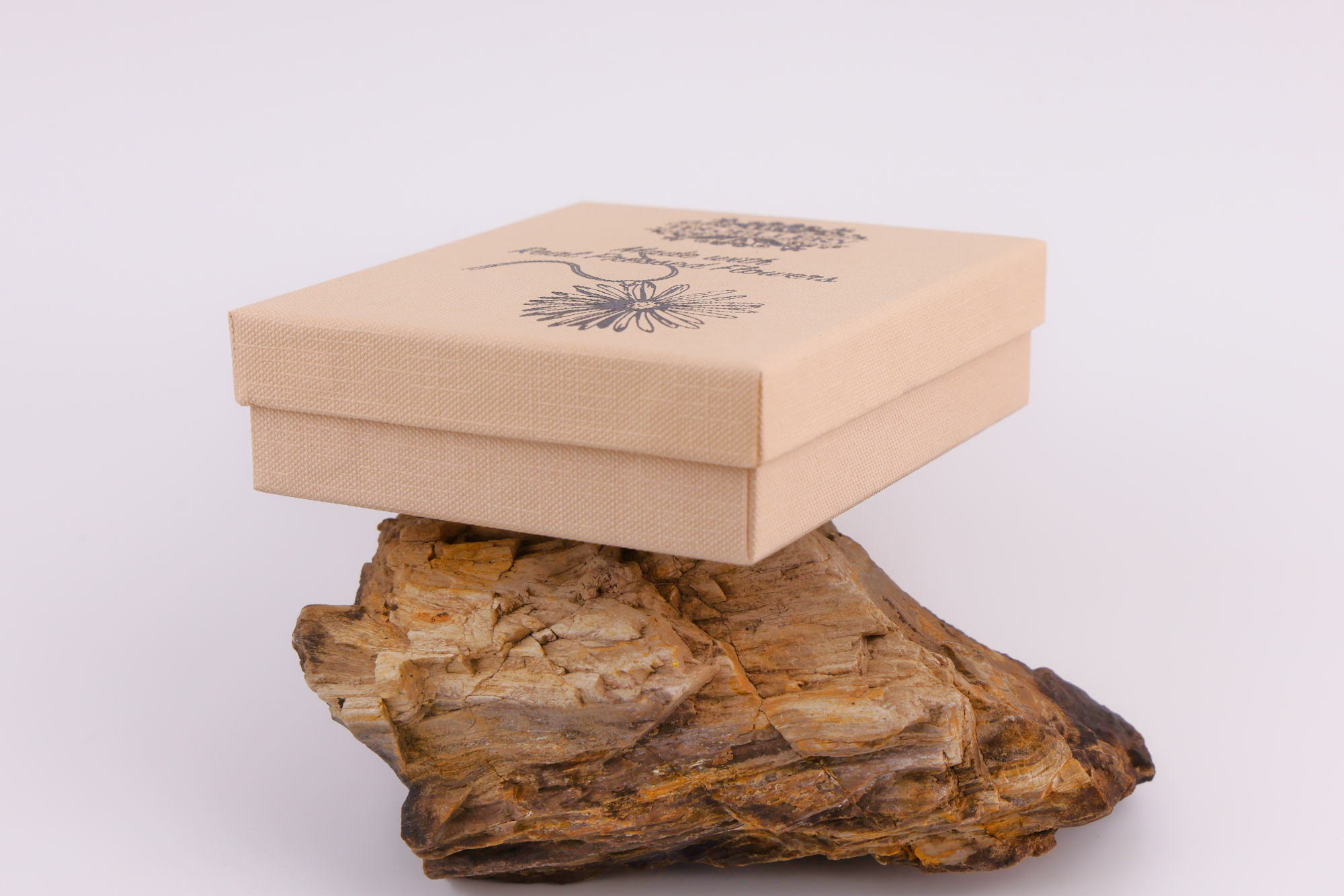 Baum‑des‑Lebens Schmuckset mit rosa Baum‑Motiv, bestehend aus Halsanhänger und Ohrringen in beige Geschenkbox