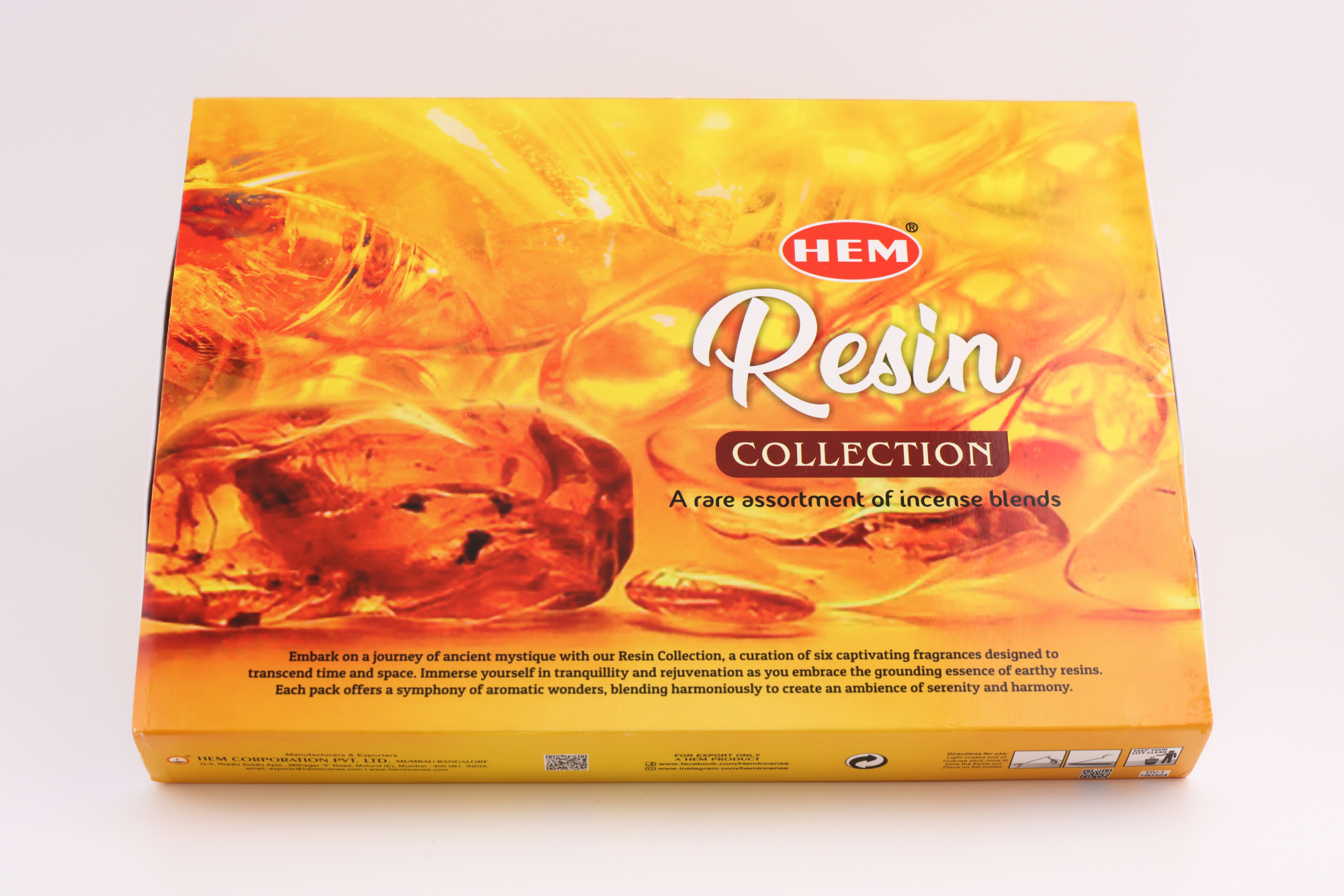 HEM Räucherwerk‑Set mit großer Resin Collection Box im Hintergrund sowie mehreren Duftstäbchen‑Packungen (Myrrh, Dragon’s Blood, Copal, Benzoin, Amber) und einem türkisfarbenen Räucherstäbchenhalter im Vordergrund.