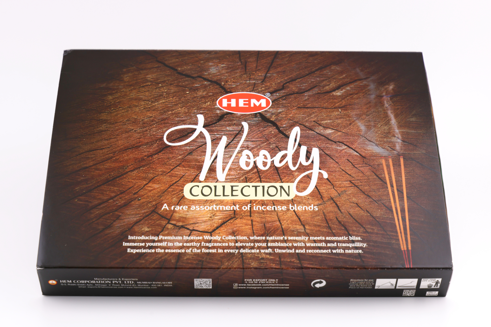 HEM Räucherwerk‑Set der Woody Collection mit verschiedenen Duftstäbchen‑Packungen (Cedar, Palo Santo, Foret, Feng Shui, Sandal), gelben Räucherstäbchen und grünem Halter.