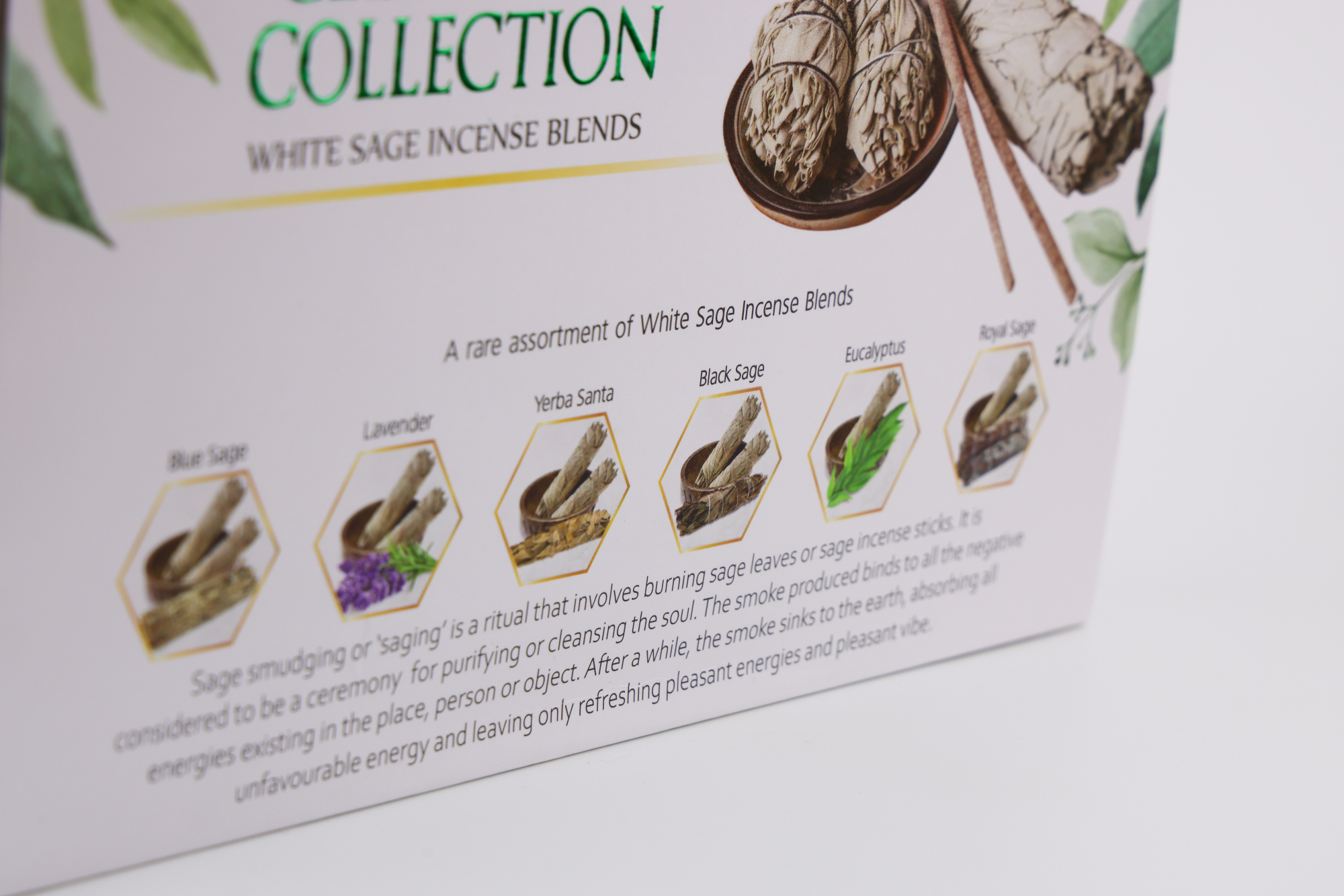 HEM Weiße Salbei Kollektion Räucherstäbchen Set mit 6 Duftsorten, darunter Lavendel, Yerba Santa, Blauer Salbei, Königssalbei, Schwarzer Salbei und Eukalyptus, präsentiert in geöffneter Geschenkbox mit Aschefänger