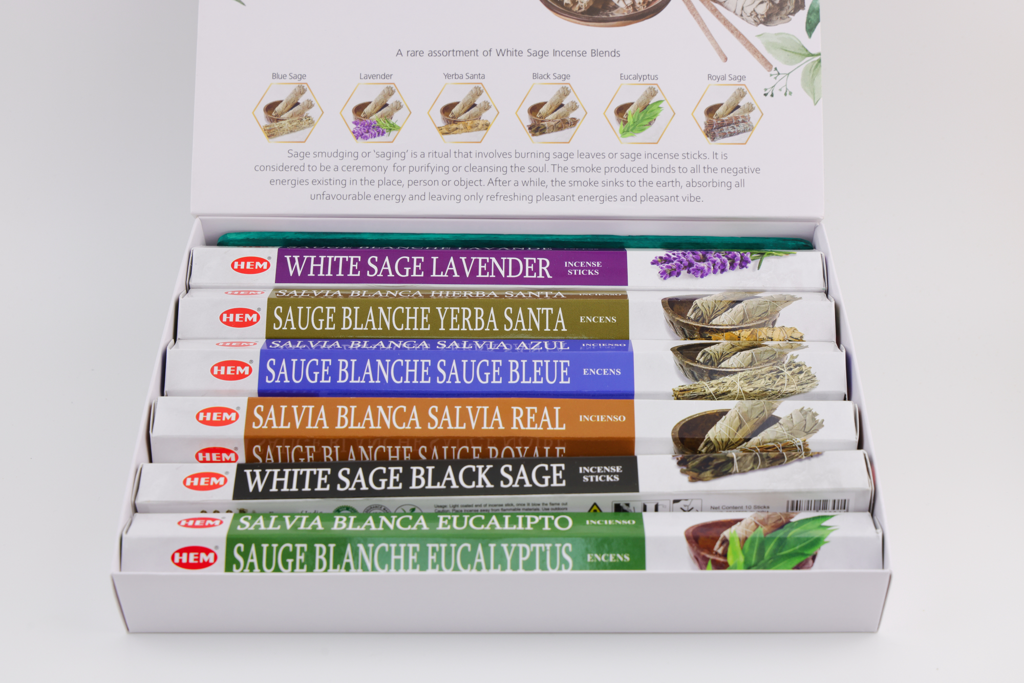 HEM Weiße Salbei Kollektion Räucherstäbchen Set mit 6 Duftsorten, darunter Lavendel, Yerba Santa, Blauer Salbei, Königssalbei, Schwarzer Salbei und Eukalyptus, präsentiert in geöffneter Geschenkbox mit Aschefänger