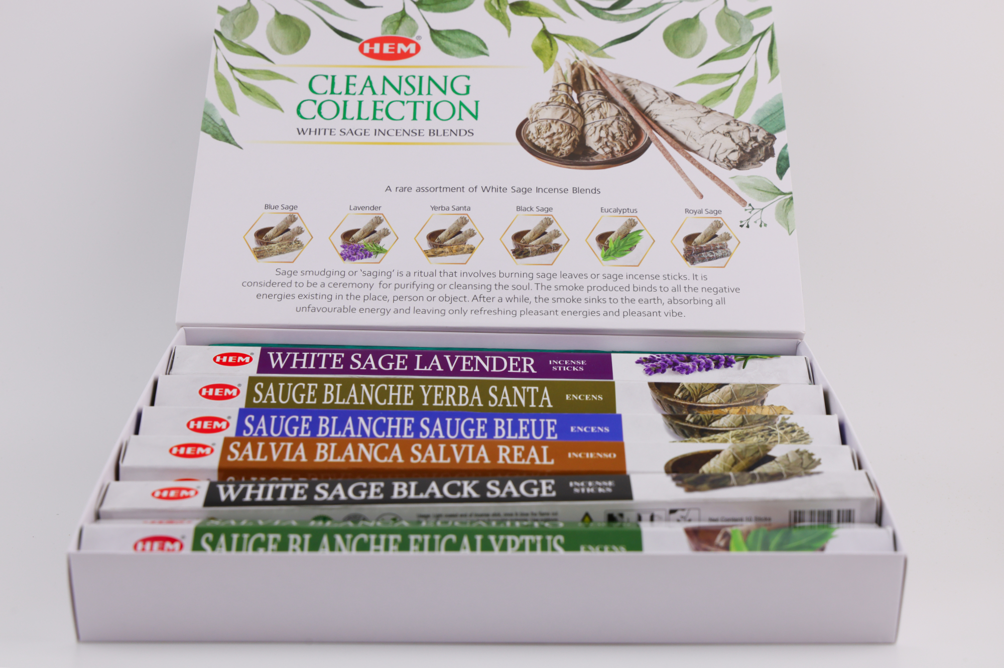 HEM Weiße Salbei Kollektion Räucherstäbchen Set mit 6 Duftsorten, darunter Lavendel, Yerba Santa, Blauer Salbei, Königssalbei, Schwarzer Salbei und Eukalyptus, präsentiert in geöffneter Geschenkbox mit Aschefänger