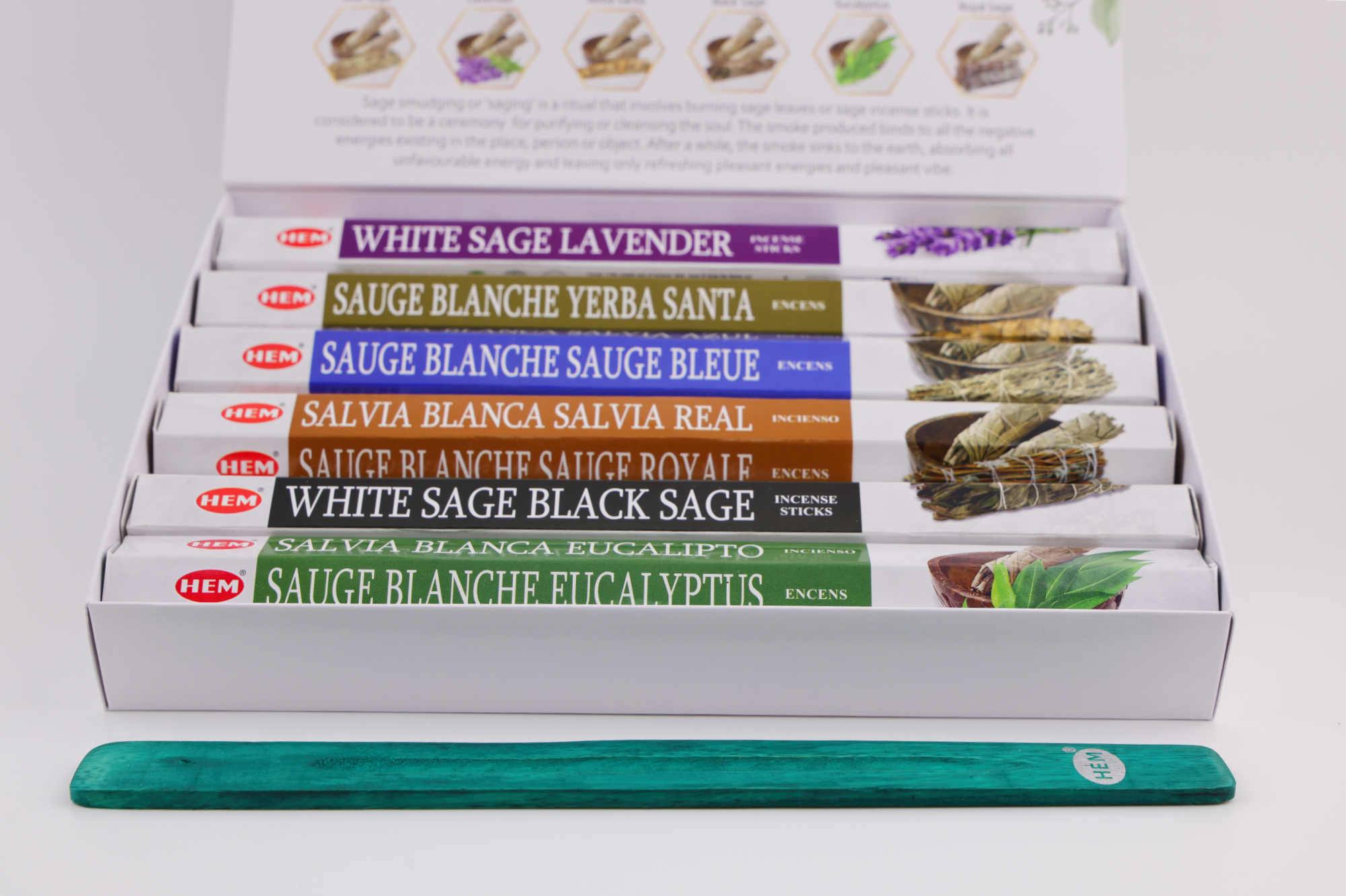 HEM Weiße Salbei Kollektion Räucherstäbchen Set mit 6 Duftsorten, darunter Lavendel, Yerba Santa, Blauer Salbei, Königssalbei, Schwarzer Salbei und Eukalyptus, präsentiert in geöffneter Geschenkbox mit Aschefänger