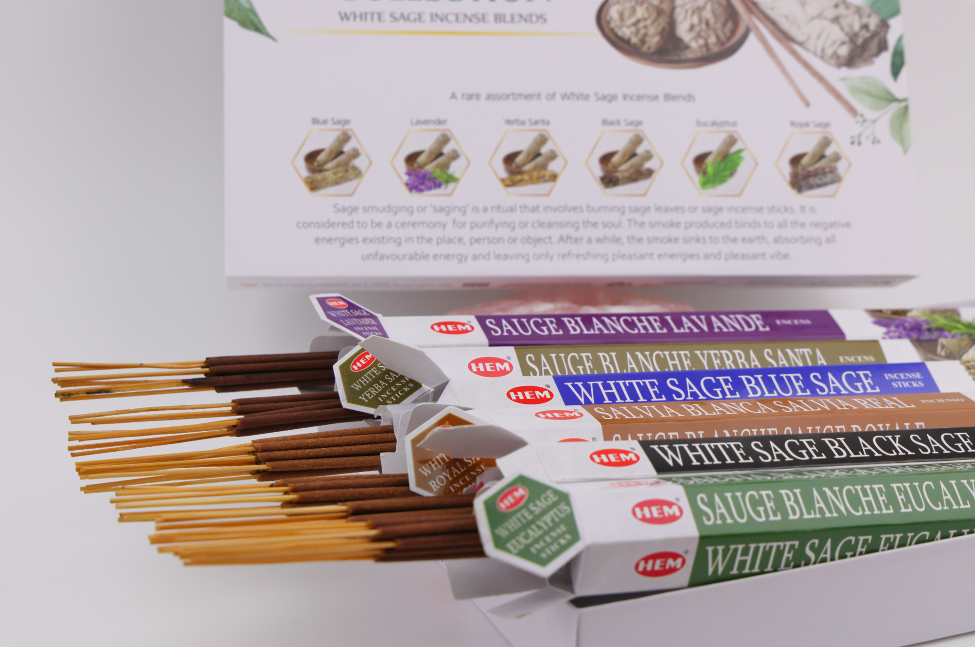 HEM Weiße Salbei Kollektion Räucherstäbchen Set mit 6 Duftsorten, darunter Lavendel, Yerba Santa, Blauer Salbei, Königssalbei, Schwarzer Salbei und Eukalyptus, präsentiert in geöffneter Geschenkbox mit Aschefänger