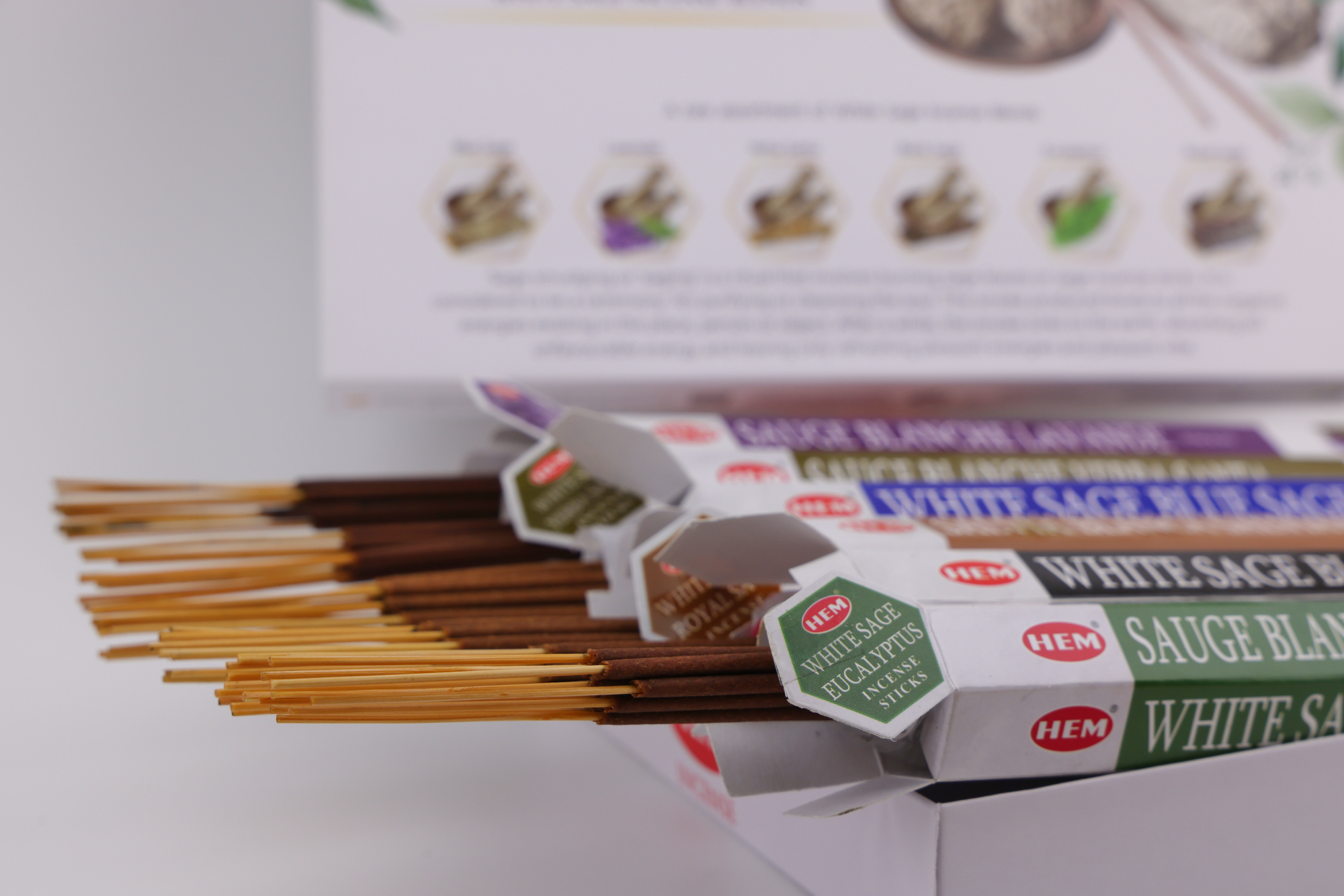 HEM Weiße Salbei Kollektion Räucherstäbchen Set mit 6 Duftsorten, darunter Lavendel, Yerba Santa, Blauer Salbei, Königssalbei, Schwarzer Salbei und Eukalyptus, präsentiert in geöffneter Geschenkbox mit Aschefänger