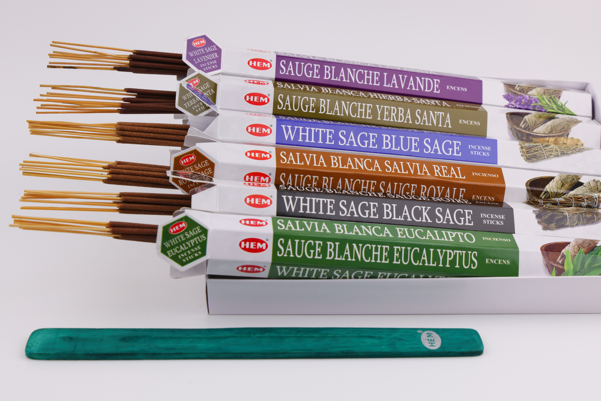 HEM Weiße Salbei Kollektion Räucherstäbchen Set mit 6 Duftsorten, darunter Lavendel, Yerba Santa, Blauer Salbei, Königssalbei, Schwarzer Salbei und Eukalyptus, präsentiert in geöffneter Geschenkbox mit Aschefänger